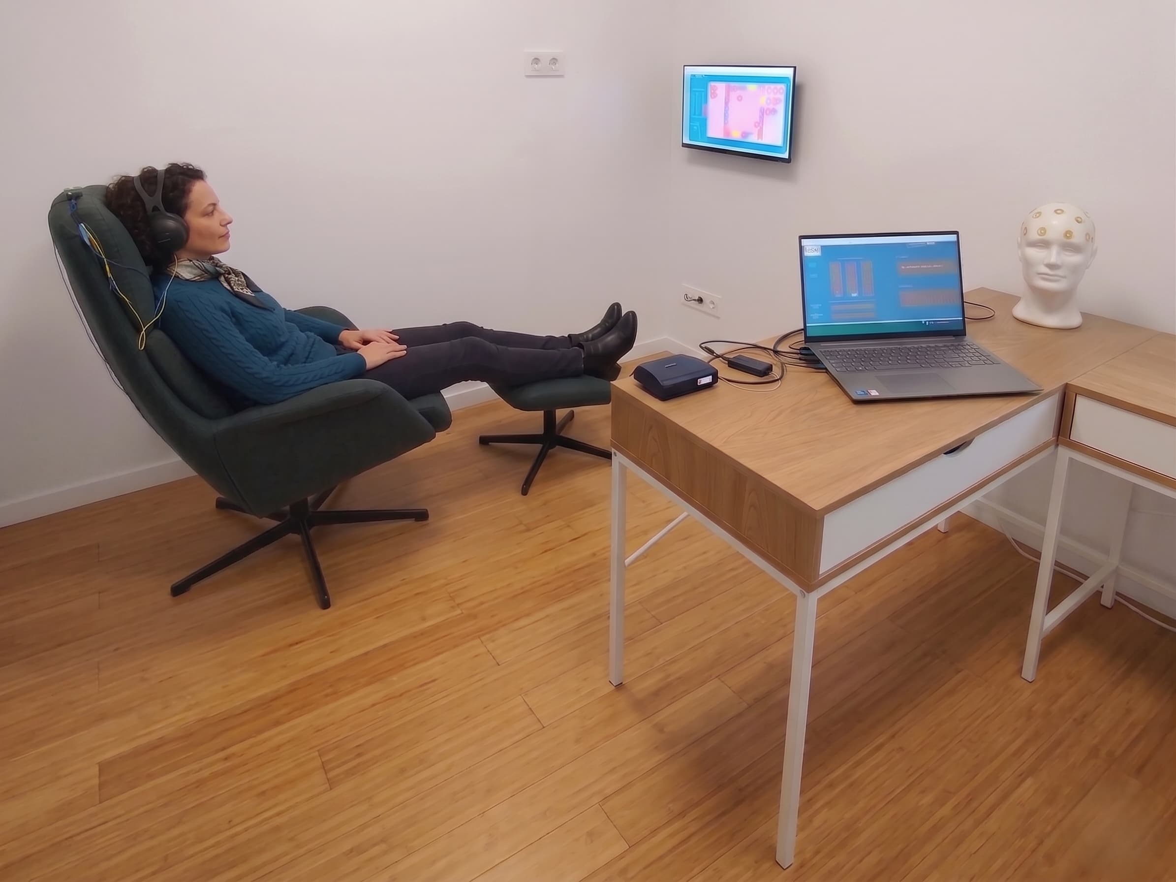 Paciente durante una sesion de neurofeedback en Origami Psicoterapia, Santa Cruz de Tenerife